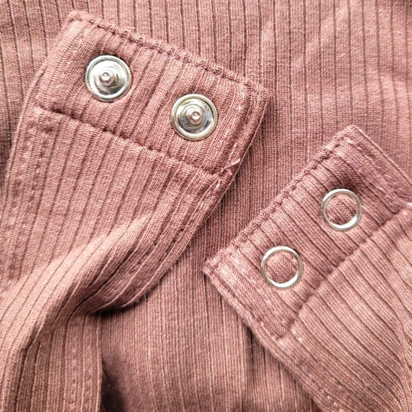 🌵2/$25🌵Select Items🌵M Ribbed Bodysuit - Banana Republic - Picture 5 of 5